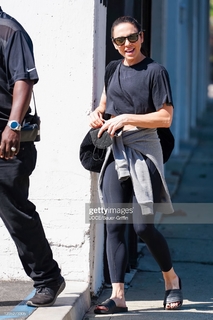 Melanie C feet photo thumbnail