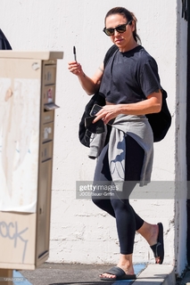 Melanie C feet photo thumbnail