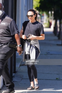 Melanie C feet photo thumbnail