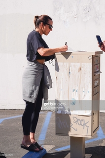 Melanie C feet photo thumbnail