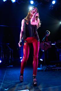 Melanie C feet photo thumbnail