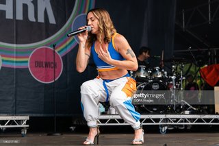 Melanie C feet photo thumbnail