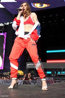 Melanie C feet photo thumbnail