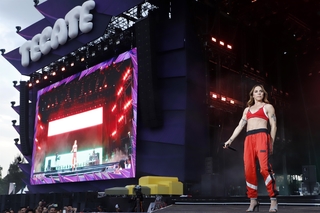 Melanie C feet photo thumbnail