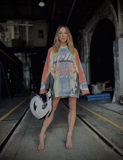 Melanie C feet photo thumbnail