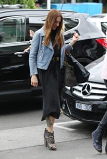 Melanie C feet photo thumbnail