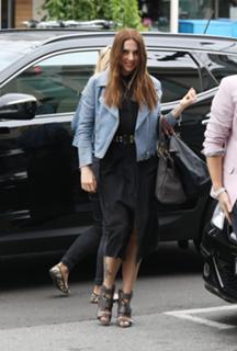 Melanie C feet photo thumbnail