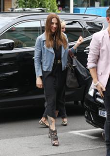 Melanie C feet photo thumbnail