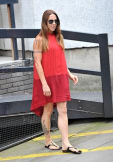 Melanie C feet photo thumbnail