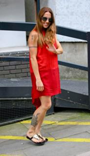 Melanie C feet photo thumbnail
