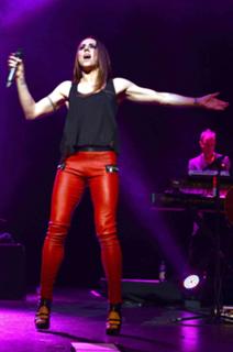 Melanie C feet photo thumbnail