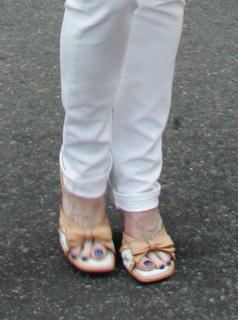 Melanie Griffith feet photo thumbnail