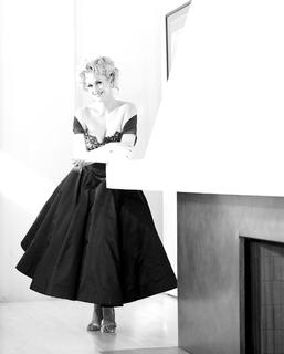 Melanie Griffith feet photo thumbnail