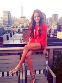 Melanie Iglesias feet photo thumbnail