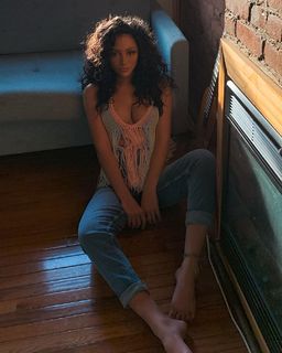 Melanie Iglesias feet photo thumbnail
