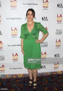 Melanie Lynskey feet photo thumbnail