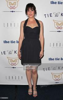 Melanie Lynskey feet photo thumbnail