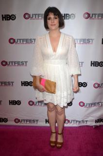 Melanie Lynskey feet photo thumbnail