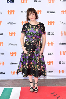 Melanie Lynskey feet photo thumbnail