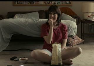 Melanie Lynskey feet photo thumbnail