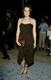 Melanie Lynskey feet photo thumbnail