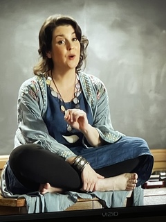 Melanie Lynskey feet photo thumbnail