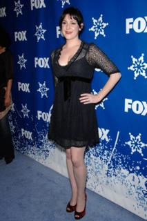 Melanie Lynskey feet photo thumbnail
