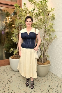 Melanie Lynskey feet photo thumbnail