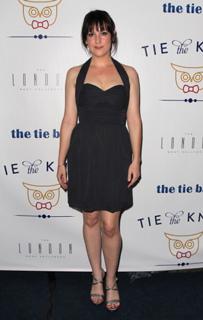 Melanie Lynskey feet photo thumbnail