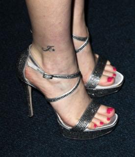 Melanie Lynskey feet photo thumbnail