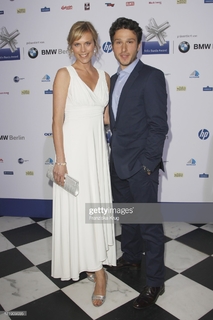 Melanie Marschke feet photo thumbnail