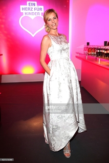 Melanie Marschke feet photo thumbnail