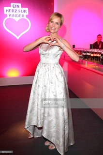 Melanie Marschke feet photo thumbnail