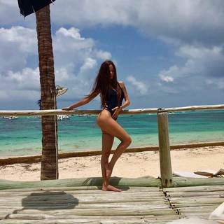 Melanie Pavola feet photo 1