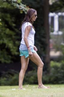 Melanie Sykes feet photo thumbnail