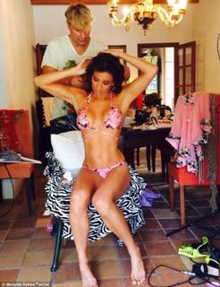 Melanie Sykes feet photo thumbnail