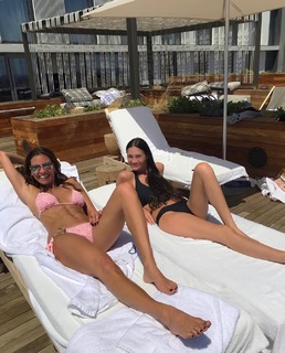 Melanie Sykes feet photo thumbnail
