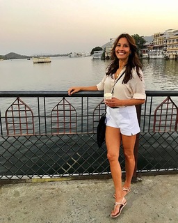 Melanie Sykes feet photo thumbnail
