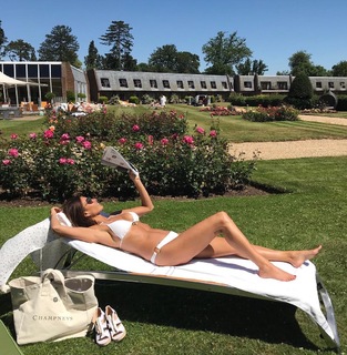 Melanie Sykes feet photo thumbnail