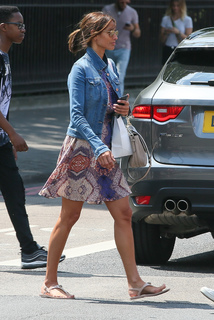 Melanie Sykes feet photo thumbnail