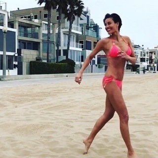 Melanie Sykes feet photo thumbnail
