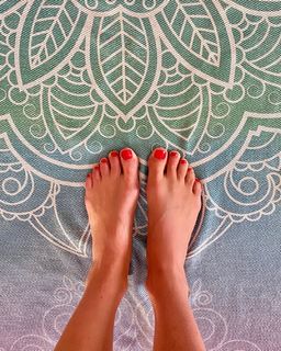 Melanie Sykes feet photo thumbnail