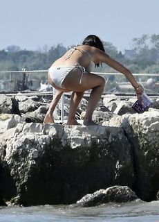 Melanie Sykes feet photo thumbnail