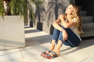 Melina Lezcano feet photo 2