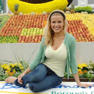 Melinda Messenger feet photo 17