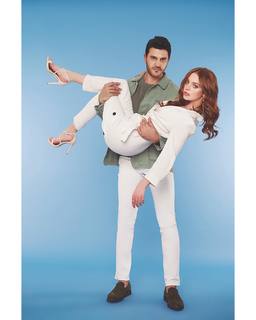 Melis Sezen feet photo thumbnail