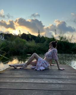 Melis Sezen feet photo thumbnail