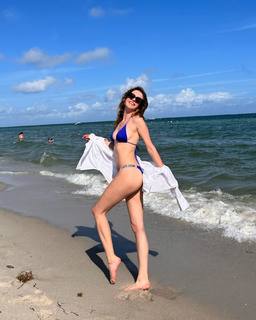 Melis Sezen feet photo thumbnail