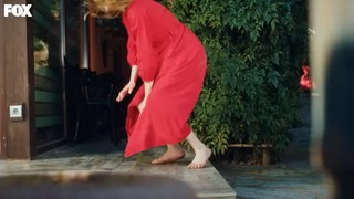 Melis Sezen feet photo thumbnail