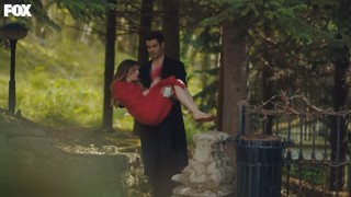 Melis Sezen feet photo thumbnail